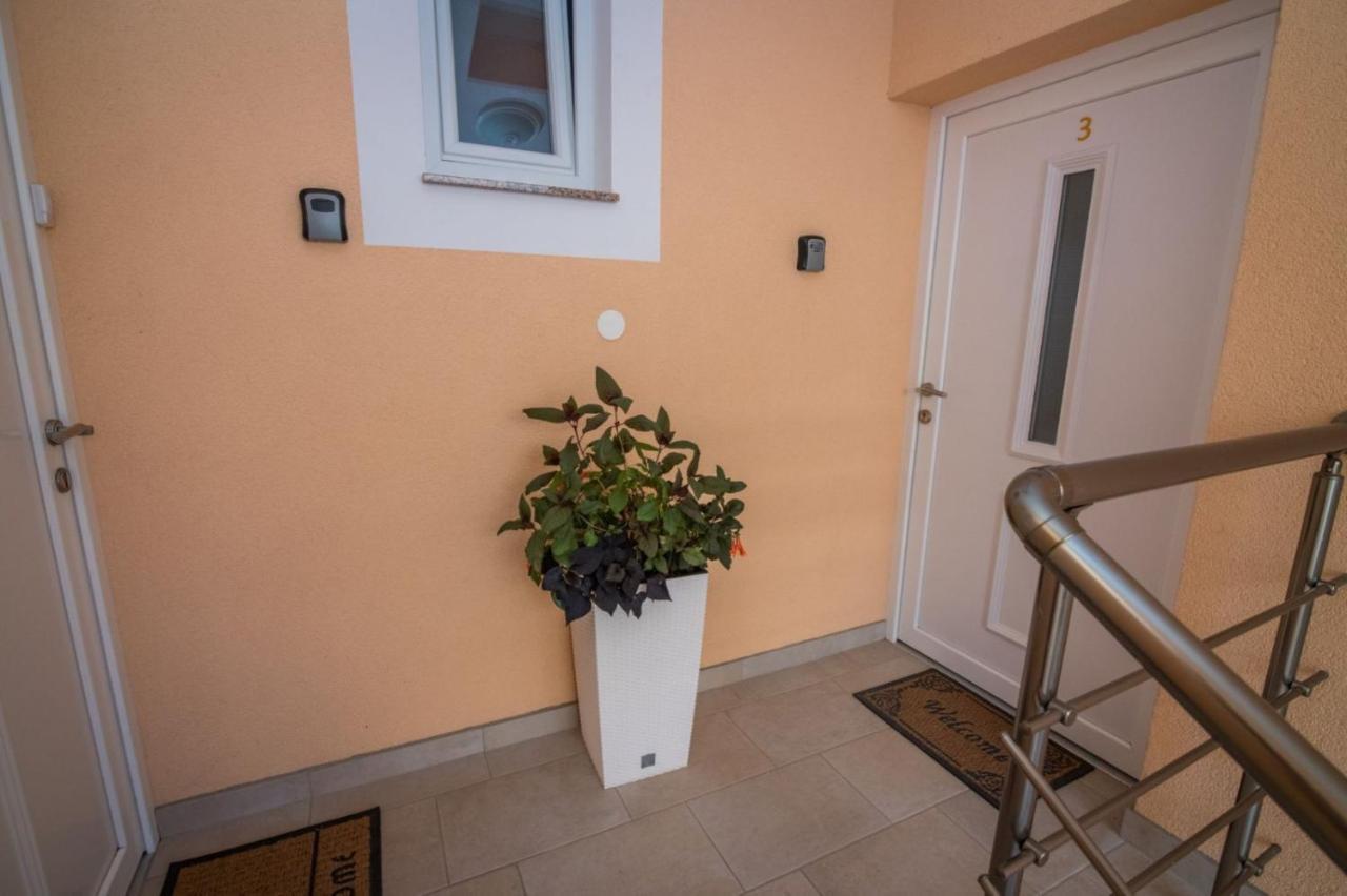 Apartment Pikulo Novalja Exterior photo